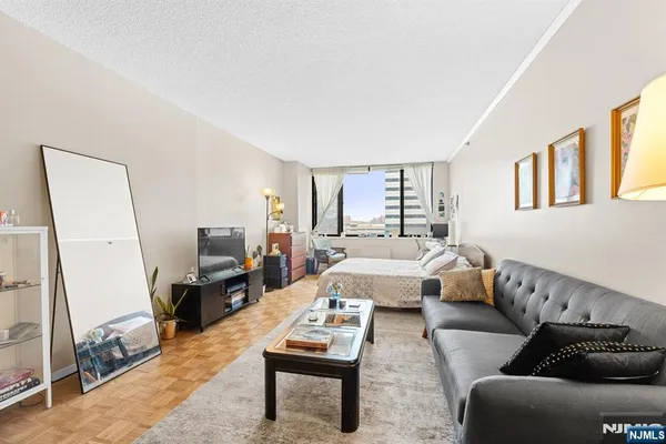 45 RIVER DR 808