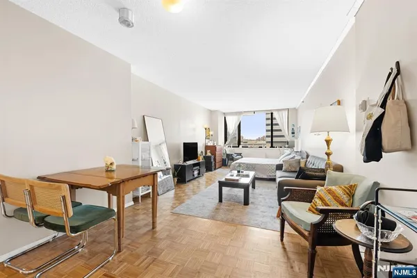 45 RIVER DR 808
