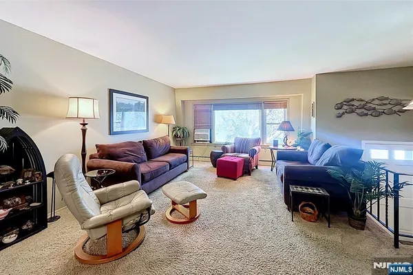 9 BARTON LN