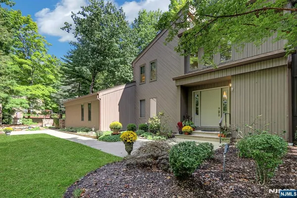 100 CHESHIRE LN
