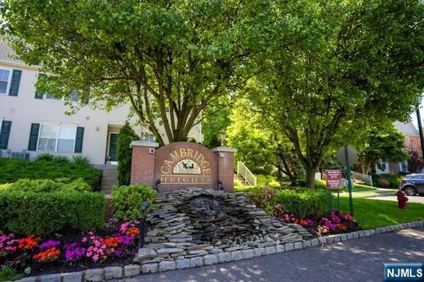 207 CAMBRIDGE CT