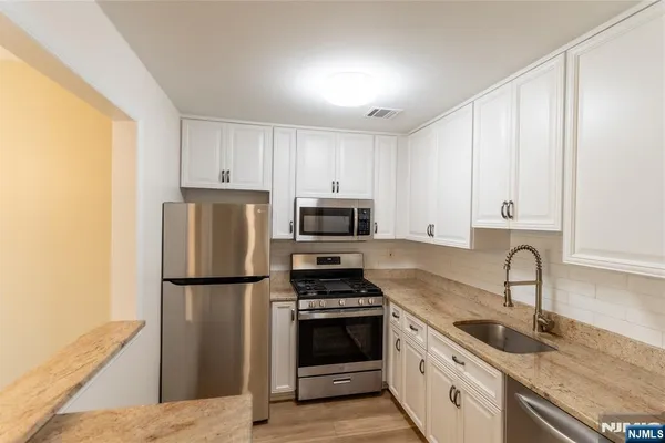 207 CAMBRIDGE CT