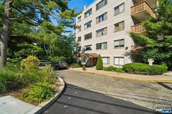 1375 RIVER RD 1A