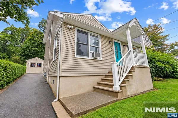 17 PEQUOT RD