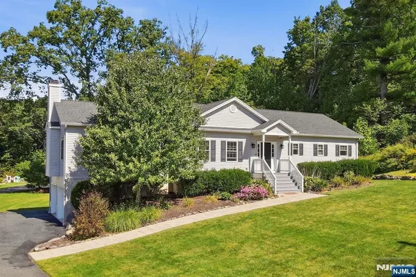 58 LESLIE DR