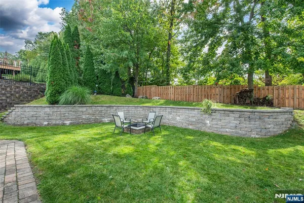 4 HUNTER DR