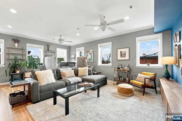 547 BLOOMFIELD ST 4