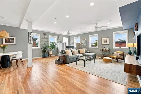 547 BLOOMFIELD ST 4