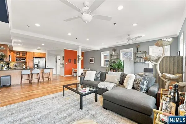547 BLOOMFIELD ST 4