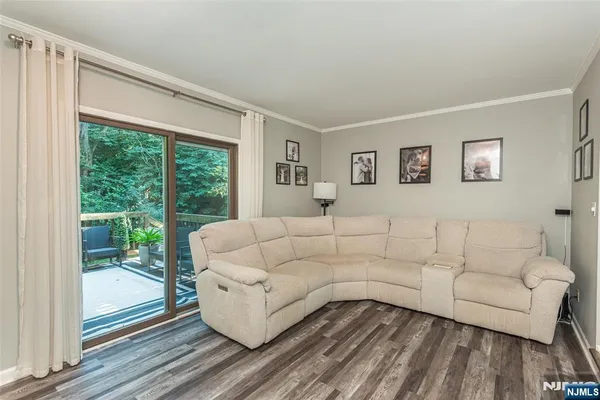 22 INDIAN SPRING LN