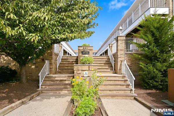 481 WALKER ST 1I