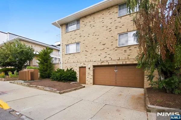 481 WALKER ST 1I
