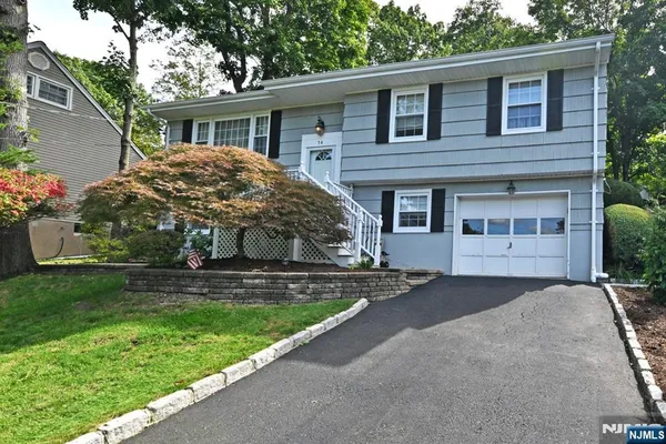 54 WALTON AVE