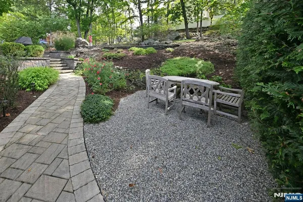 54 WALTON AVE