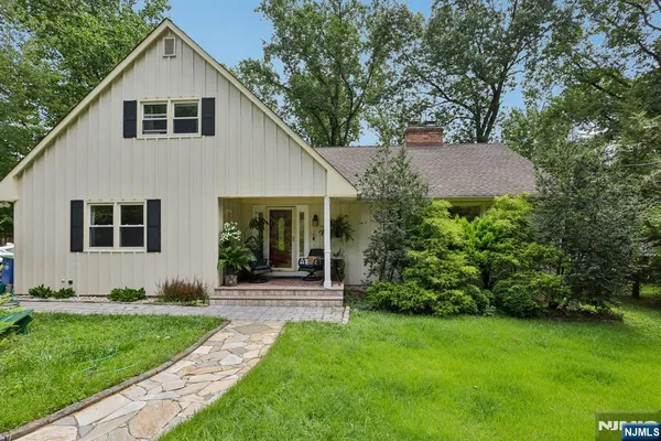 34 FOREST DR