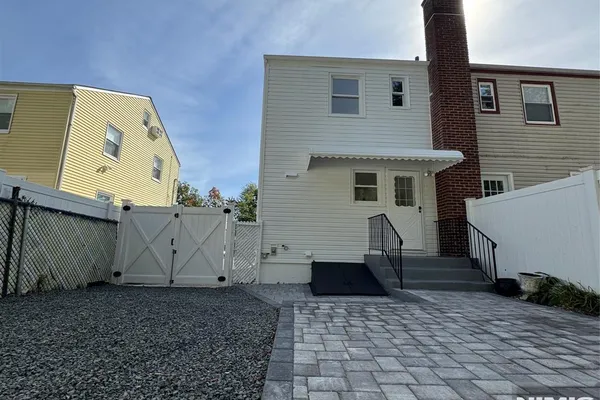 235 WINDSOR AVE