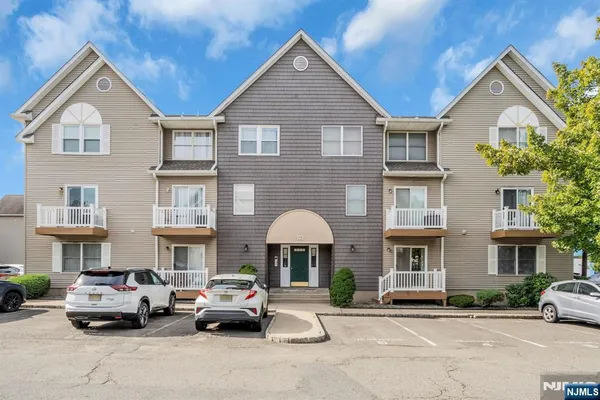 472 FOREST ST 204