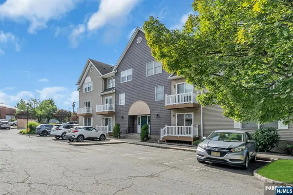 472 FOREST ST 204