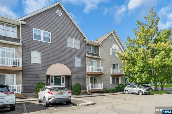 472 FOREST ST 204