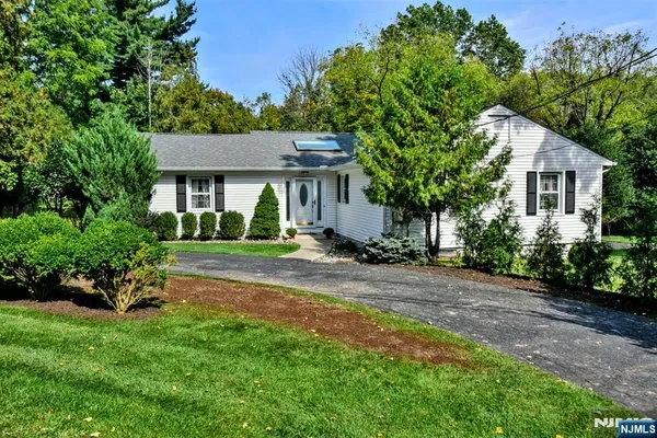 486 W SADDLE RIVER RD