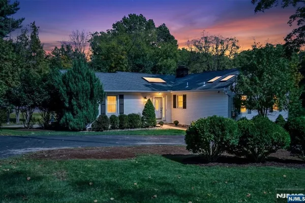 486 W SADDLE RIVER RD