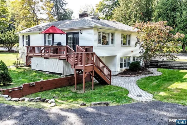 486 W SADDLE RIVER RD