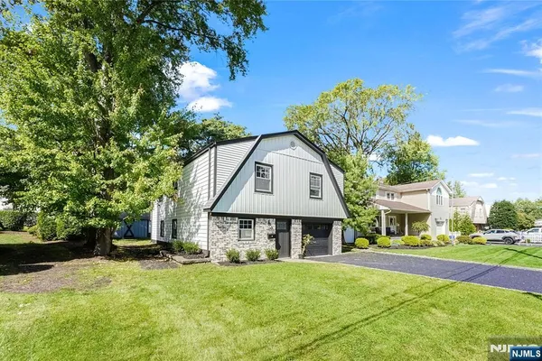 26 PAVONIA AVE