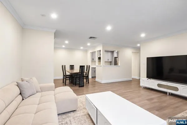 100 CROWN CT 461