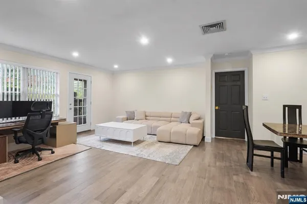 100 CROWN CT 461