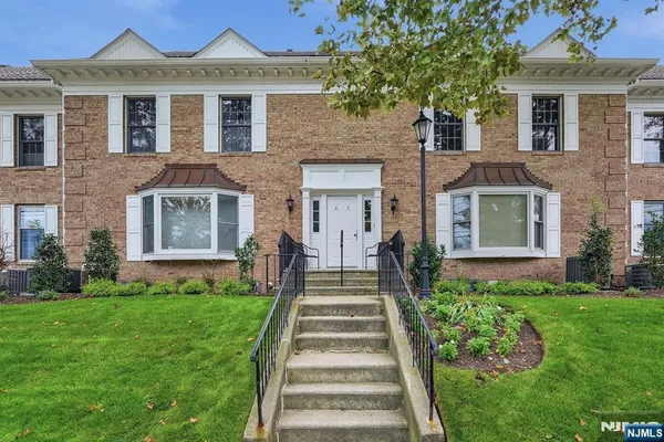 5 S MAPLE AVE 52