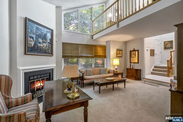 15 BENTLEY DR