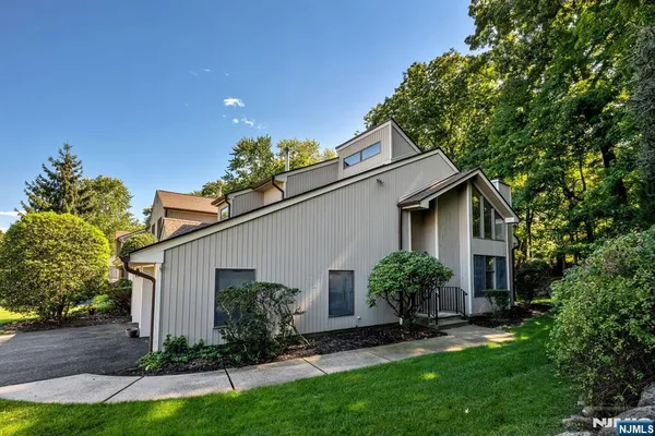 15 BENTLEY DR