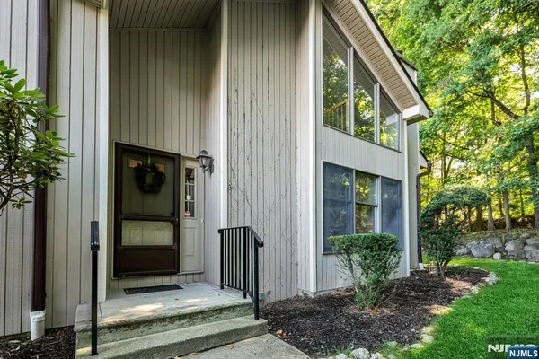 15 BENTLEY DR