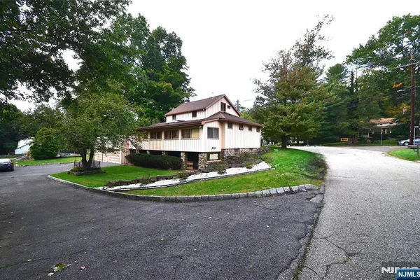 830 CIRCLE AVE