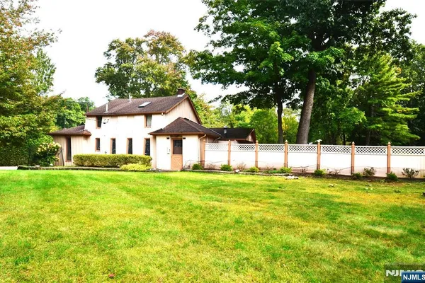 830 CIRCLE AVE