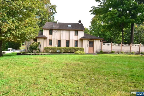 830 CIRCLE AVE