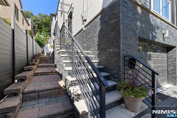 50 MYRTLE AVE A