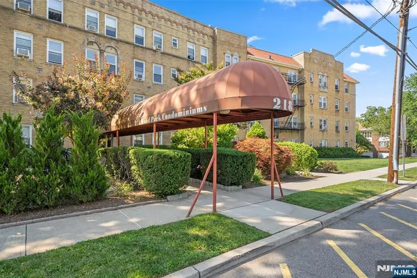 218 BROAD AVE 3C