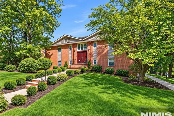 361 CLAREMONT 3