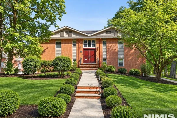 361 CLAREMONT 3