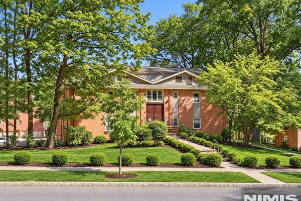 361 CLAREMONT 3