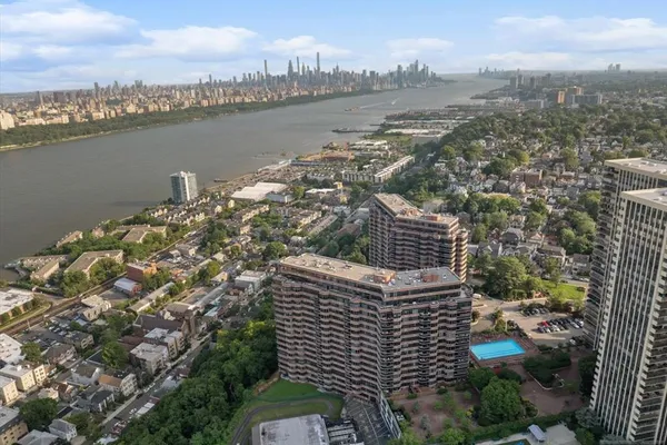 100 CARLYLE DR VG6