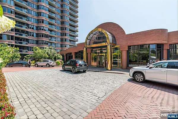 100 CARLYLE DR VG6