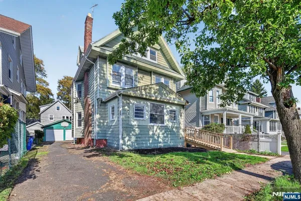 389 N MAPLE AVE