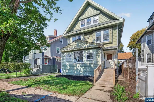 389 N MAPLE AVE