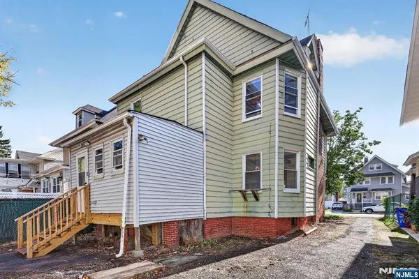 389 N MAPLE AVE