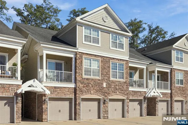 305 WATERVIEW CT