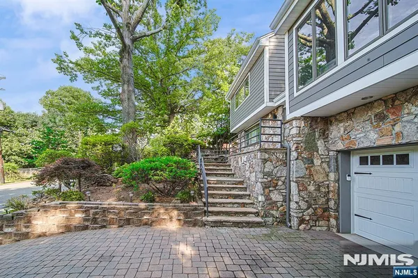 570 GRANDVIEW TER