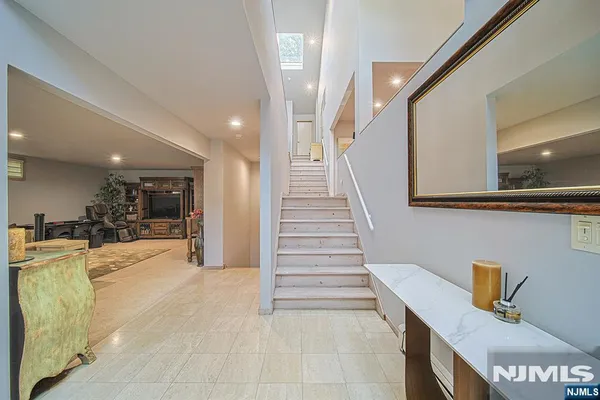 570 GRANDVIEW TER
