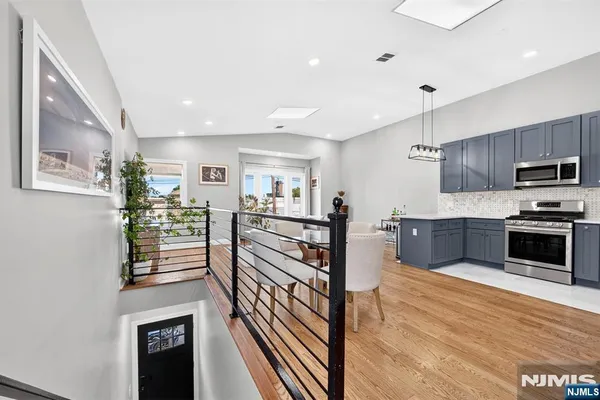 103 THORNE ST 2